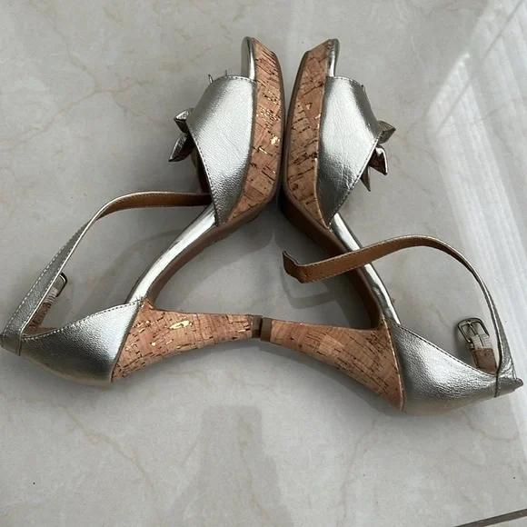 Sofft Gold Metallic 4” Heel Shoes Size 6.5M - Picture 5 of 7